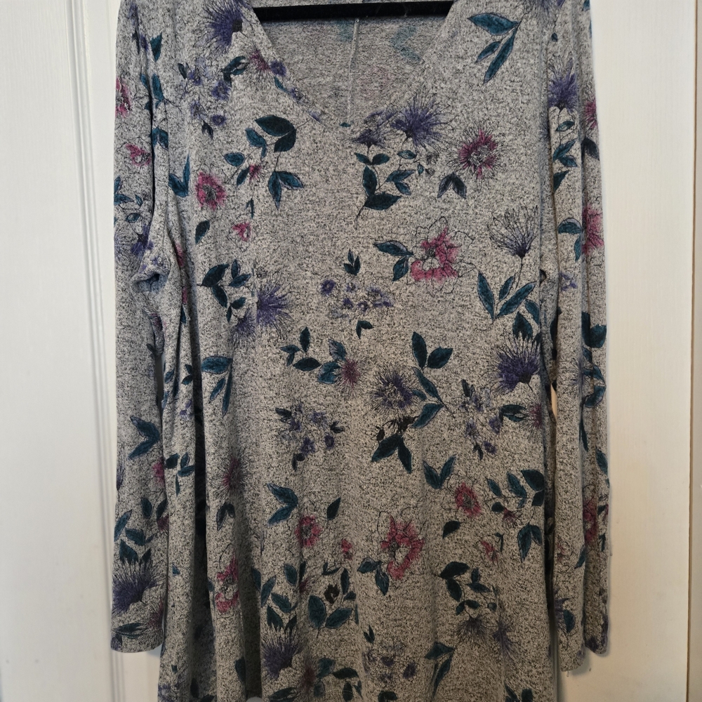 Lane Bryant Gray Floral Long Sleeve V-Neck Tee